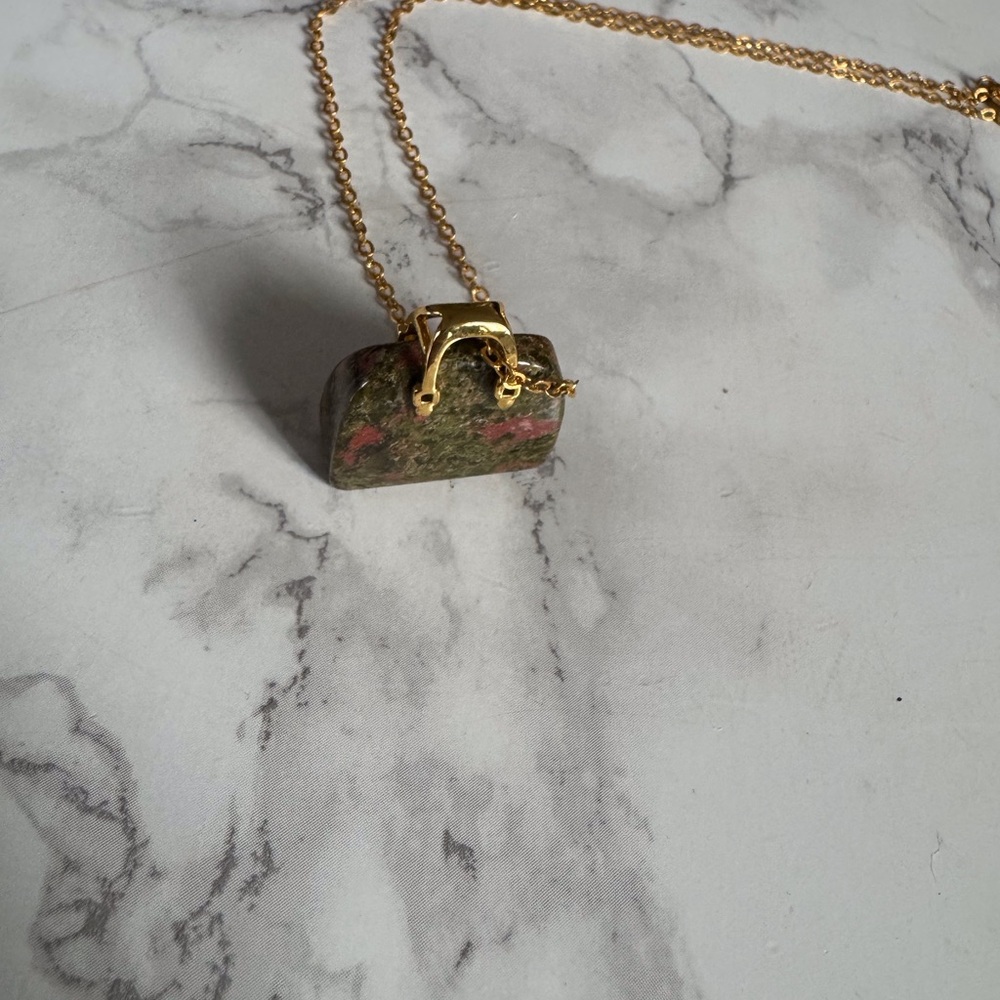 Elegant Gold Pendant Necklace